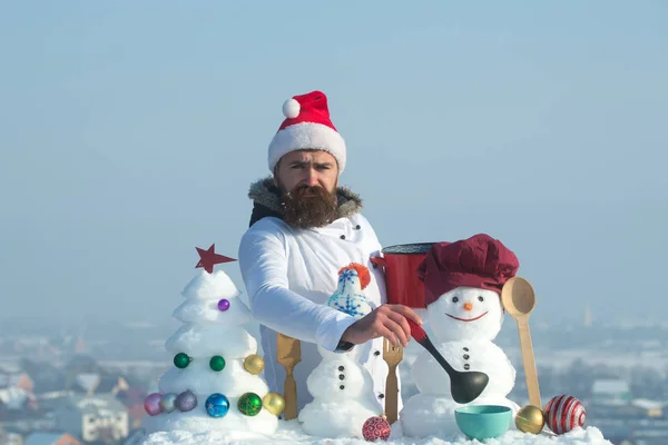 Hipster malheureux avec louche en uniforme blanc — Photo