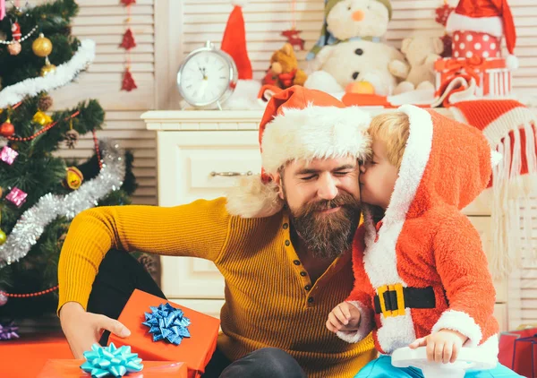 ギフト ボックス、クリスマスの贈物日父とクリスマス幸せな子. — ストック写真