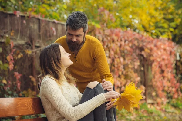 Hombre y mujer con hojas de árbol amarillo . — Foto de Stock