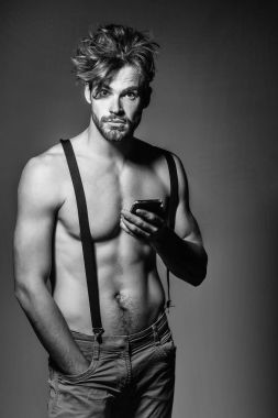 Yakışıklı adam akıllı telefon tutar