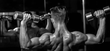 kaslı adam dumbbell ile