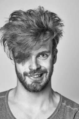 yakışıklı gülümseyen şık erkek portre