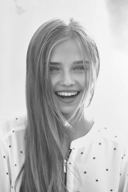 sarışın sevimli kız güneşli