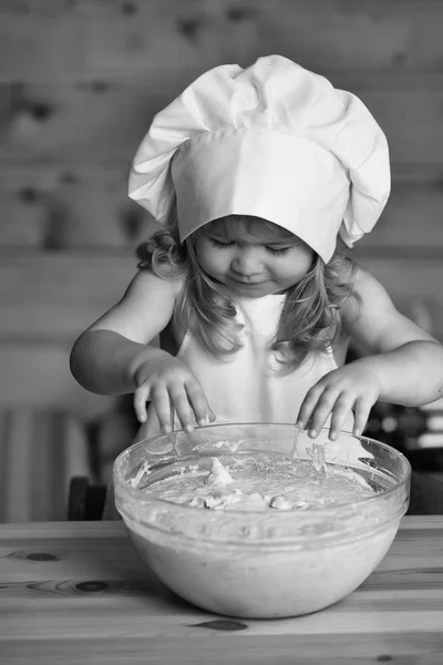 Menino feliz criança cozinhar amassar massa — Fotografia de Stock