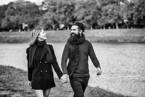 Young couple in autumn park — Stock Photo, Image