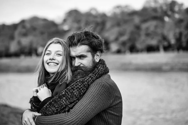 Young couple in autumn park — Stock Photo, Image