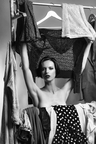 Sexy vrouw in de garderobe met kleding — Stockfoto