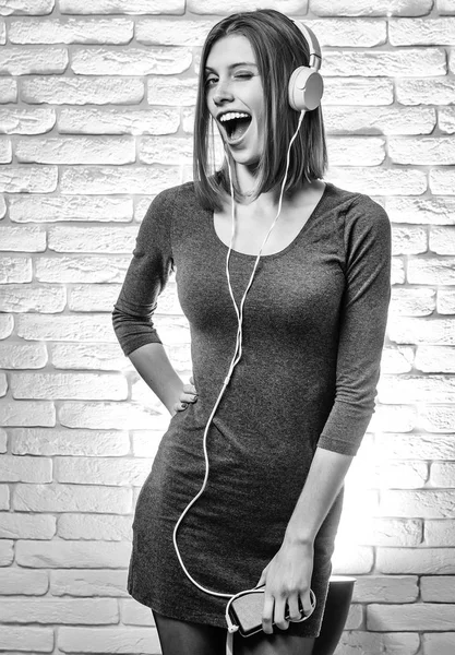 Mutlu kız müzik dinliyor — Stok fotoğraf