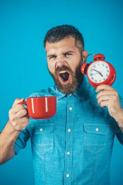 Alarm, kırmızı kupa mükemmel bir sabah.