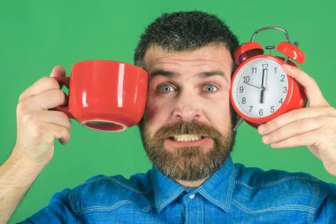 adam mulled şarap, yeşil zemin üzerine saat ile.