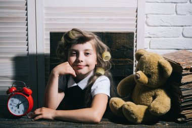 Çocuk ayı ve çalar saat.