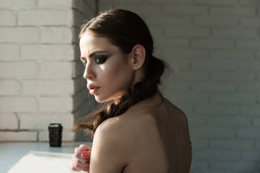 Pencerede örgü saçlı kadın