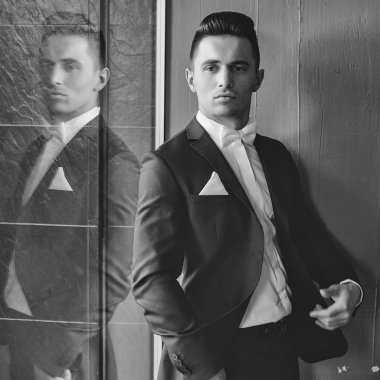 Takım elbiseli adam açık ağzı açık kalakaldı