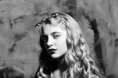 Kırmızı dudaklar ve sarı kıvırcık saçlı güzel kız