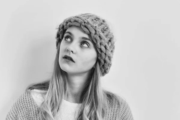 Bella ragazza con i capelli biondi in maglione alla moda, cappello — Foto Stock