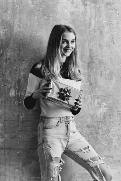 Muito jovem menina feliz com cabelo loiro detém caixa presente — Fotografia de Stock