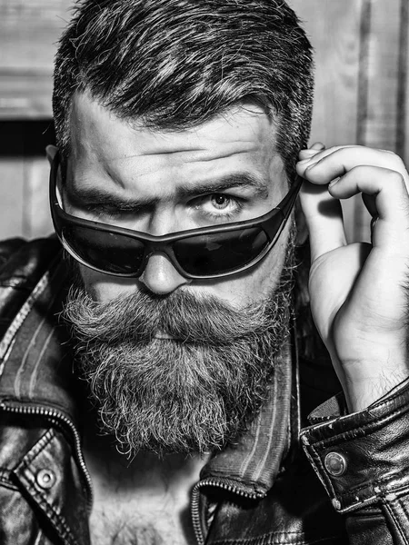Fruncir el ceño hombre barbudo hipster —  Fotos de Stock