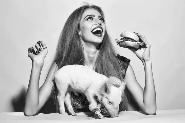 Дівчина їсть бургер зі свинею — стокове фото