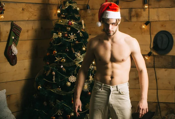 筋肉質のボディを持つクリスマス男 — ストック写真