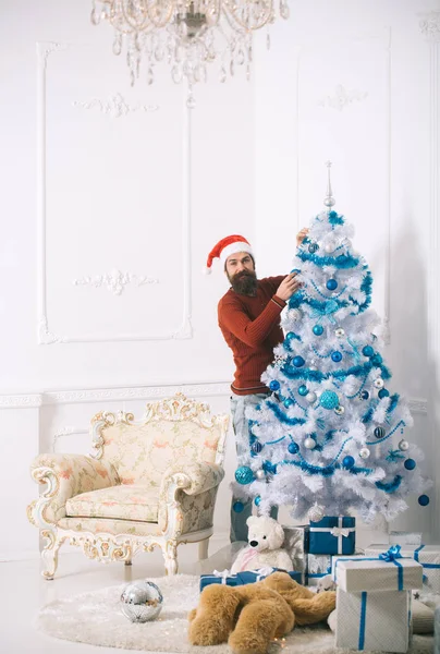 Санта Клаус чоловік з іграшковим подарунком . — стокове фото
