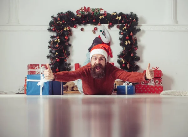 Hombre de Navidad con barba en la cara feliz en la caja actual . —  Fotos de Stock
