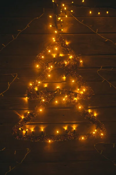 Albero di Capodanno su sfondo di legno . — Foto Stock