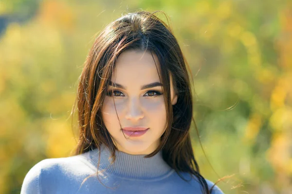 Meisje met make-up gezicht lachend op zonnige dag — Stockfoto