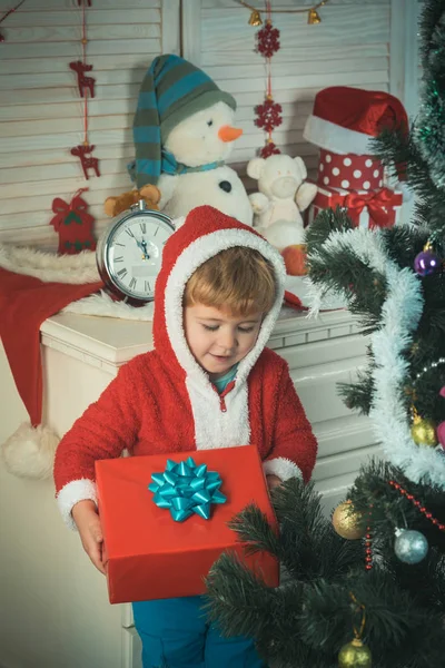 Weihnachtsmann-Kind schmückt Weihnachtsbaum.. — Stockfoto