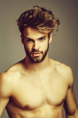 Yakışıklı seksi kaslı adam