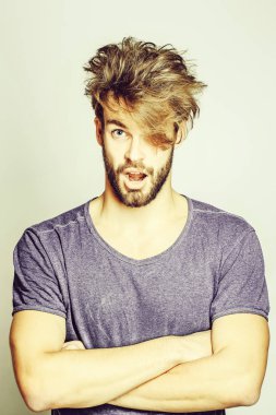 yakışıklı şaşırmış şık adam portresi