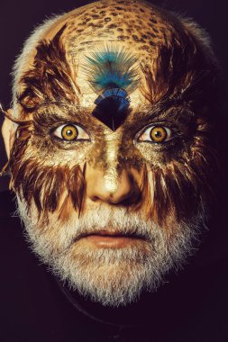 tüy maskeli yaşlı adam