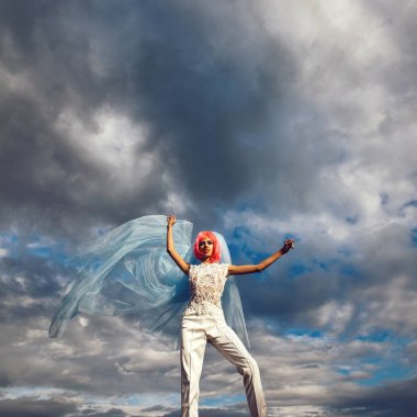 Mavi gökyüzü üzerinde turuncu saçlı gelin