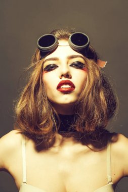 Pilot gözlüklü seksi kadın