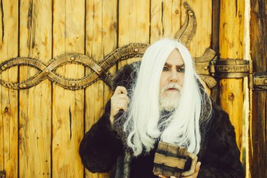 sakallı adam ahşap kupa ile