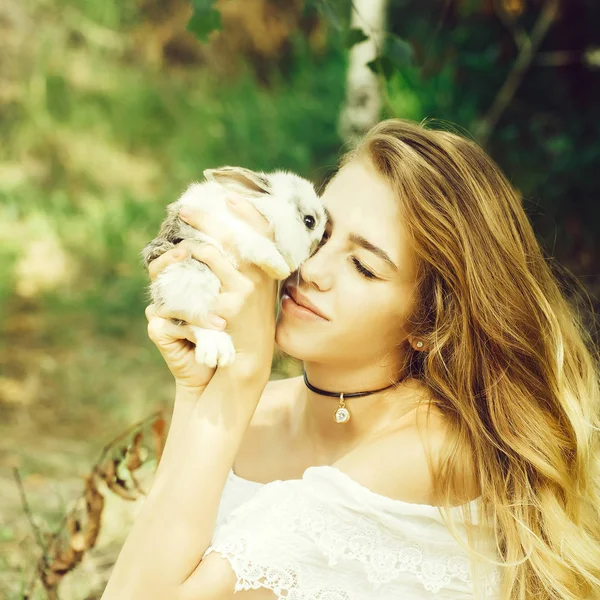 Hezká mladá žena má králík — Stock fotografie