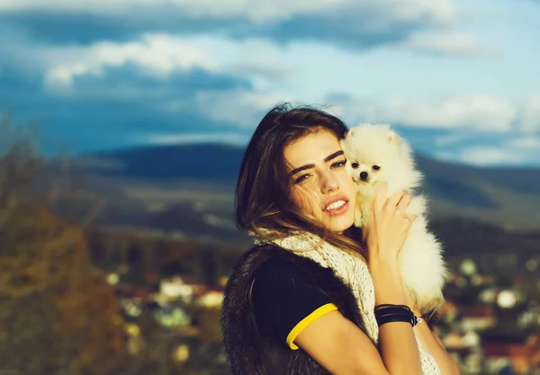 Симпатичная девушка держит симпатичную собаку — стоковое фото