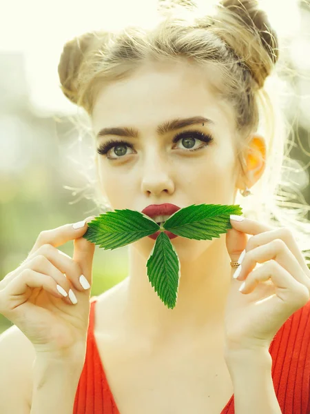 Menina com folhas verdes — Fotografia de Stock