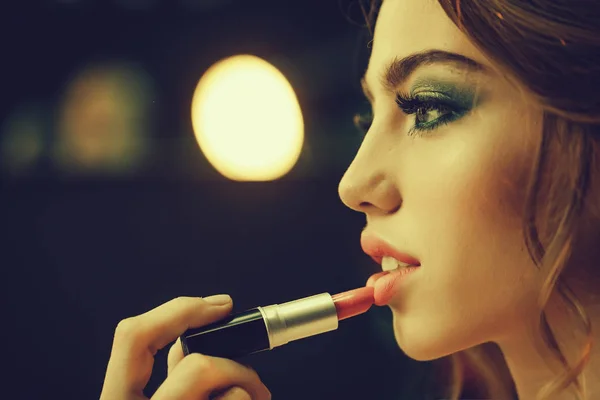 Chica con labios rojos y lápiz labial — Foto de Stock