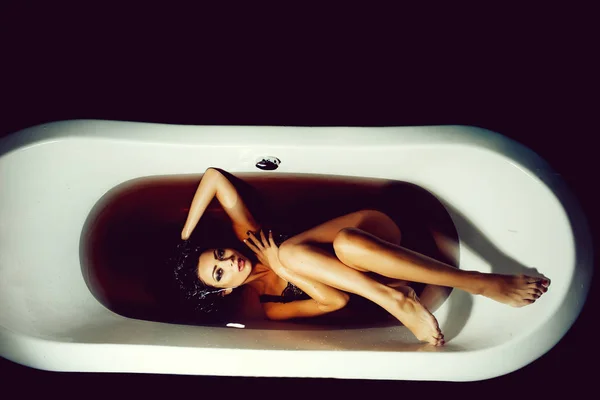 Mujer sexy en agua de baño oscuro — Foto de Stock