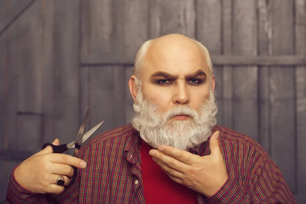 Alter Mann schneidet Bart mit Schere — Stockfoto