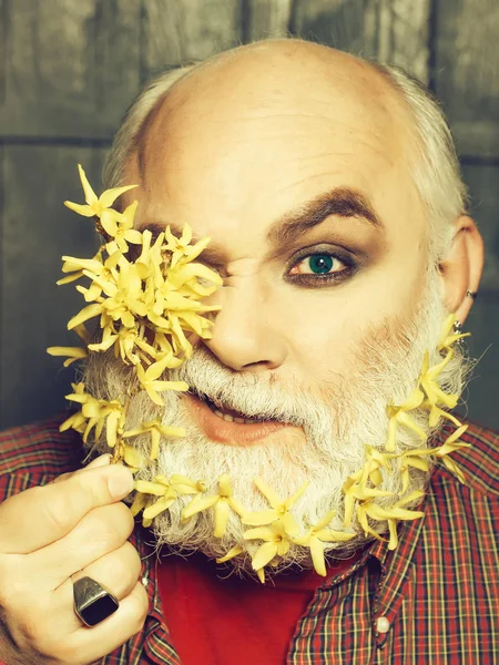 Vecchio con fiori in barba — Foto Stock