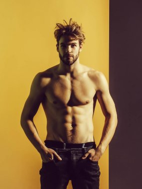 Yakışıklı kaslı seksi adam.