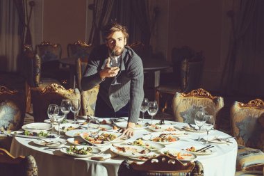 Yakışıklı adam sonra Ziyafet yiyor