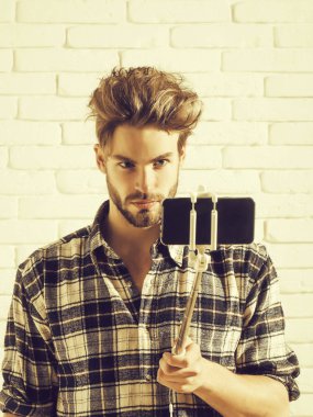 Yakışıklı adam selfie sopa kullanır