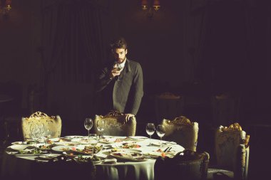 Yakışıklı adam içki şarap