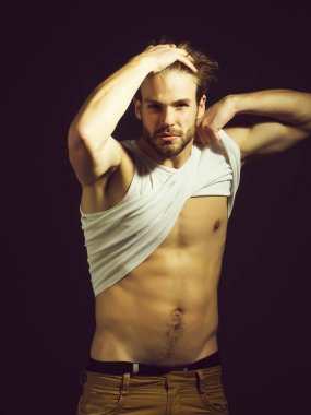Yakışıklı kaslı seksi adam.