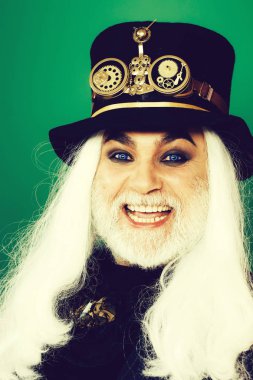 Mavi lensler ile gülümseyen adam