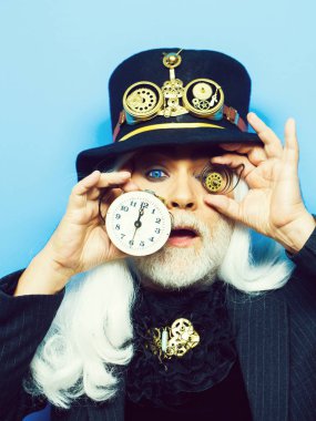 sürpriz ing sakallı adam veya saatçi