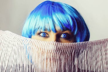 Mavi peruk eşarp arkasında adam