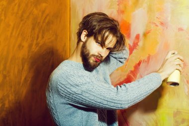 Sakallı adam veya ressam sprey boya şişeyle sakallı